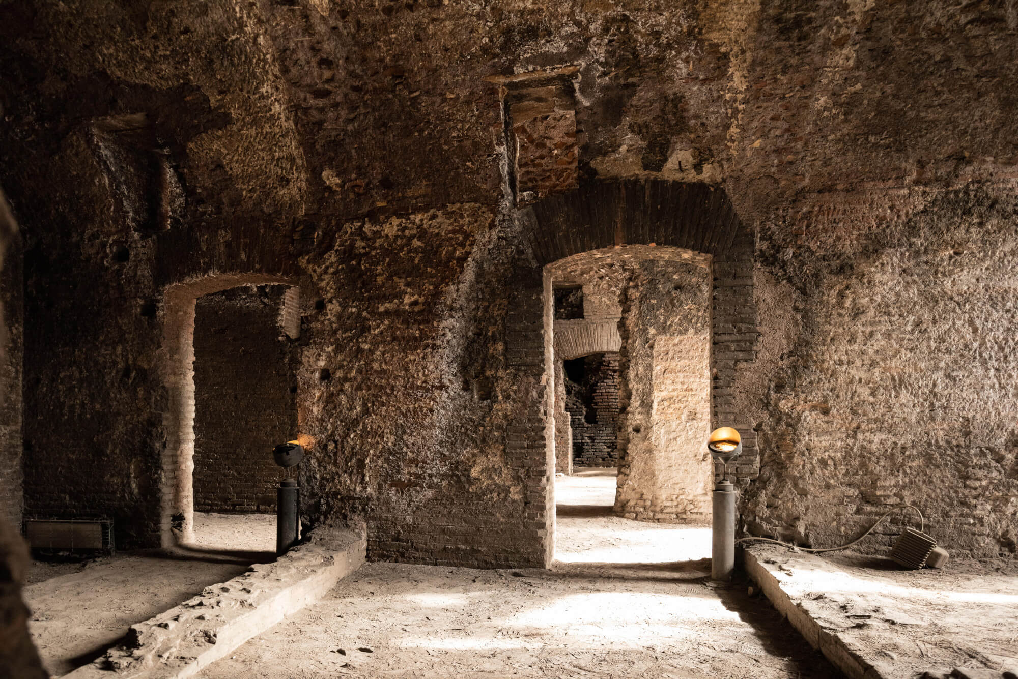 A photograph of the inside of a ruined insula.